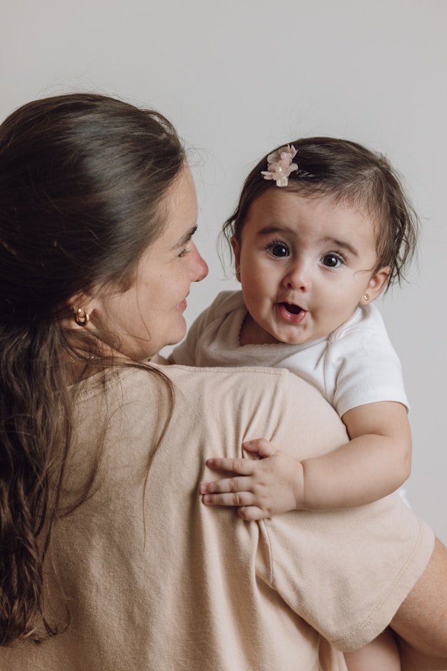 Une mère tenant son bébé contre elle
